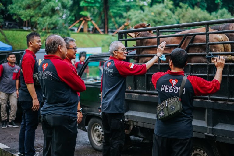 Terima Dan Salurkan Ratusan Hewan Kurban Artha Graha Peduli Sumbangkan