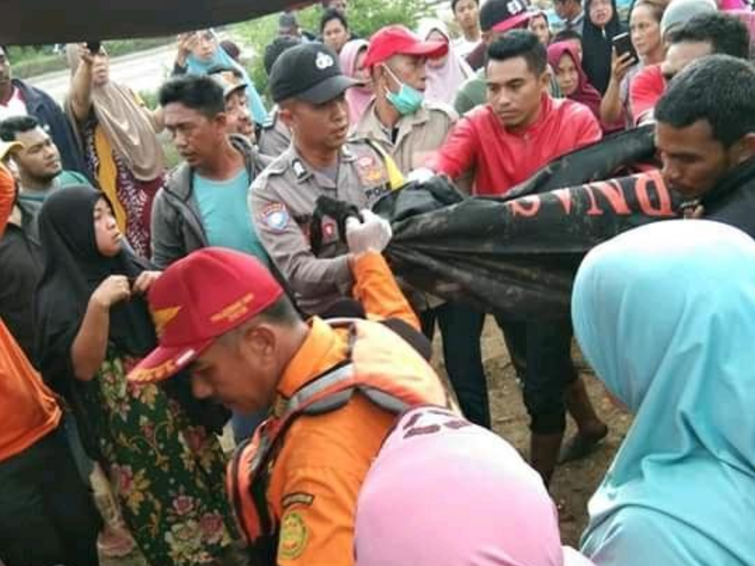 Evakuasi korban terkaman buaya di Sungai Kolono (9/2/2020). (foto: istimewa)
