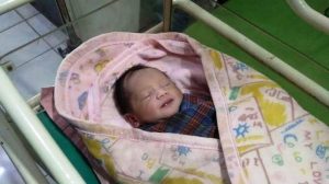 Penemuan Bayi Laki-laki Terbungkus Kantong di Palembang, Polisi Ini Siap Adopsi. (foto: tribunnews)