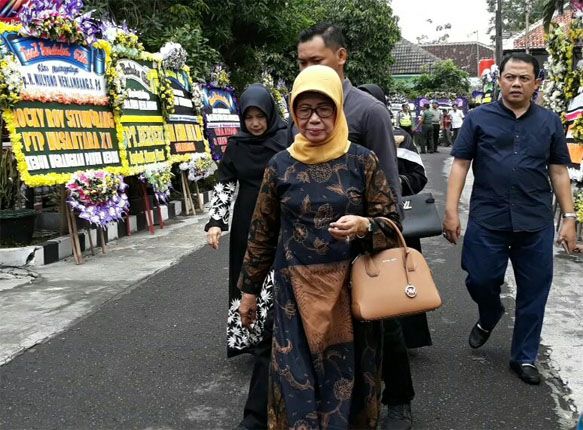 Ibunda Presiden Jokowi Akan Dimakamkan di Gondangrejo, Keluarga Minta Doa Saja. (foto: Radar Solo / JPG)