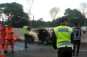 Wakil Jaksa Agung Tewas dalam Insiden Mobil Terbakar di Tol Cibubur. (screenshot video)
