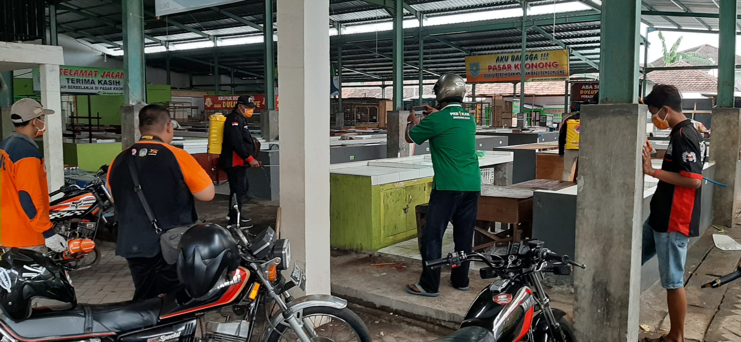 Tekan Penyebaran Covid-19 Komunitas RX King Kota Probolinggo Semprot Disinfektan Ke Pasar-Pasar