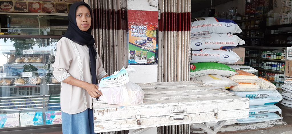 Jurnalis Bersama Polres Probolinggo Kota Bagikan Puluhan Paket Sembako Ke Warga Terdampak Virus Covid-19