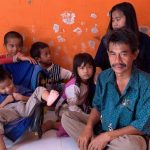 Miris, Seorang Ayah Jual Ponsel Rusak Demi 5 Anak dan Sekilo Beras. (foto: Ajo Hendri/ istimewa)