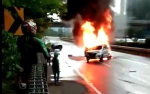 Mobil Terbakar di Tol Dalam Kota Grogol, Pengemudi Tewas. (screenshot video)