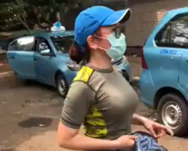 Wanita Seksi Bagi-bagi Uang ke Tukang Ojek, Warganet: Itu Nikita Mirzani Ya?. (screenshot video)