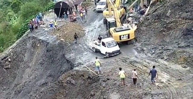 Jalan Lintas Padang-Solok Sempat Lumpuh Karena Longsor, Kini Bisa Dilewati