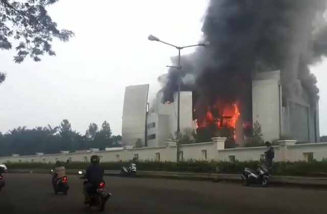 Gereja Basilea Christ Cathedral di Tangerang Terbakar Hebat
