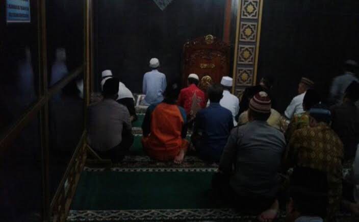 Tak Mau Ketahuan Petugas, Warga Makassar Matikan Lampu Masjid Saat Sholat Tarawih