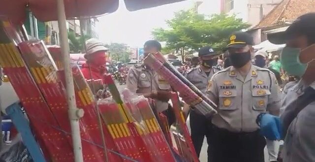 Jaga Ketenangan Bulan Ramadhan, Polisi Razia Petasan di Pasar Plaju Palembang