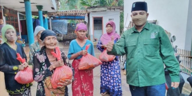 Partai PKB Kabupaten Probolinggo Beri Bantuan Sembako Ke Guru Ngaji dan Para Janda, Jelang Lebaran di Saat Pandemi Corona