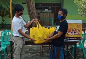 Ramadhan Heppiii Community Bagikan 2.090 Paket Sembako Korban PHK Dampak Pandemi Corona di 3 Kabupaten
