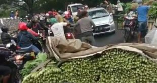 Imbas Corona, Pedagang Bagikan Sayur Gratis ke Pengguna Jalan di Malang