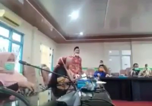Kecewa Bupati, Anggota DPRD Maluku Tengah Ngamuk Lempar Mic dan Banting Meja