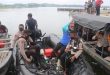 Proses evakuasi pesawat MAF dan pilot yang jatuh di Danau Sentani, Jayapura. (foto: Dok. Polda Papua)