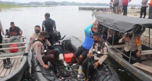 Proses evakuasi pesawat MAF dan pilot yang jatuh di Danau Sentani, Jayapura. (foto: Dok. Polda Papua)