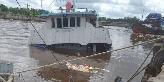 Kapal Sembako Tenggelam di Sungai Siak, Ribuan Warga Ambil Biskuit dan Mi Instan yang Hanyut. (istimewa)