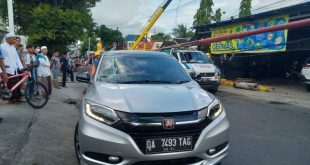Detik-detik Tiang Listrik Jatuh Menimpa Mobil di Banjarmasin. (foto: apahabar.com)