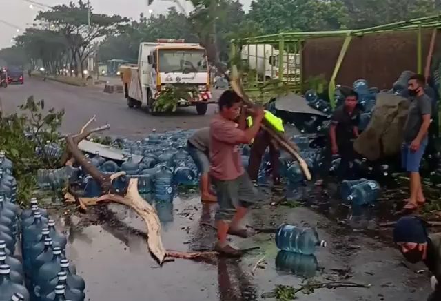 Truk Galon Terguling di Jalan Soekarno-Hatta, Polisi: Kernet Luka. (screenshot)