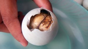 Kuliner Balut, Telur Embrio Bebek yang Bisa Dimakan dan Diburu Pecinta Kuliner. (foto: ststworld.com)