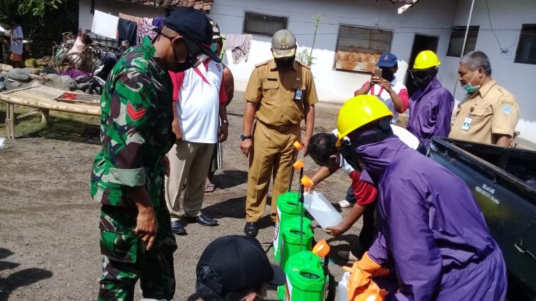 Babinsa Gelar Karya Bhakti Penyemprotan Disinfektan Menuju New Normal di Wilayah Binaan