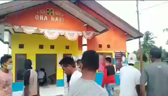 Warga Maluku Tengah Gerebek Pesta Miras di Kantor Desa. (screenshot)