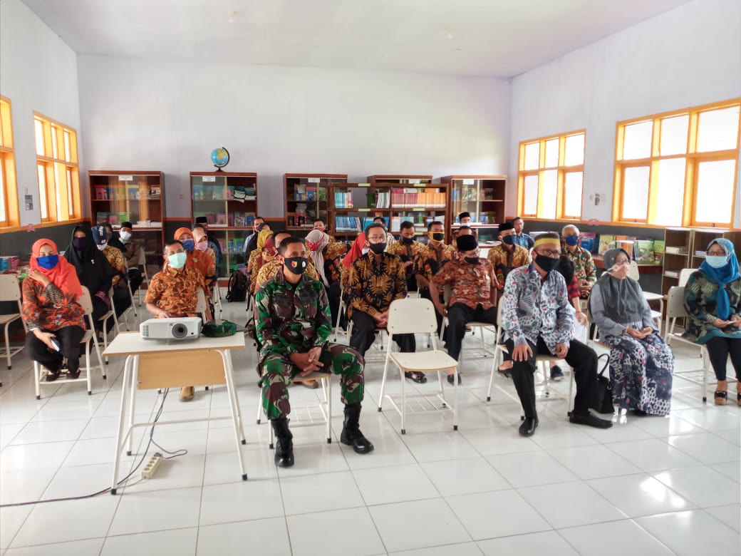 Anggota TNI dari Koramil Sumber, Lepas Sambut Kepala Sekolah SMAN 1 Sumber