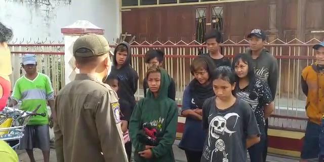 Resahkan Pedagang Pasar Gotong Royong, Belasan Anak Punk Diamankan Petugas Satpol PP Kota Probolinggo