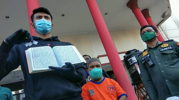 Pengedar Narkoba Simpan Sabu dalam Al-Qur’an Ditangkap di Surabaya. (foto: sindikat post)