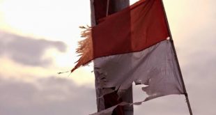 Bendera Merah Putih Robek dan Lusuh, Danramil Amuk Kepala Desa. (ilustrasi istimewa)