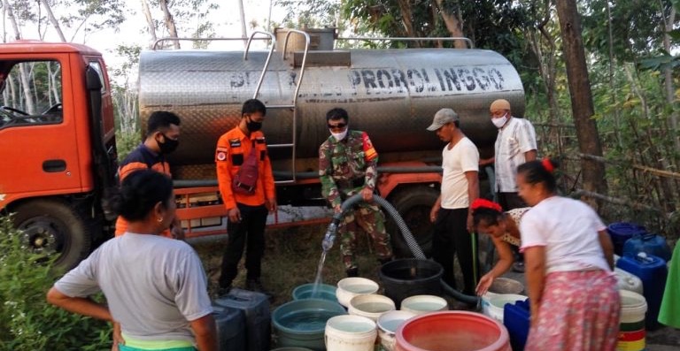 Babinsa Koramil 23 Gading Probolinggo Bantu Penyaluran Air Bersih
