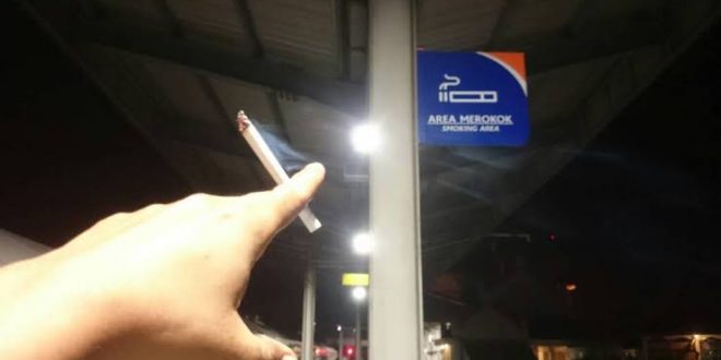 Penumpang Merokok di Gerbong Kereta dan Dorong Petugas. (foto: istimewa)