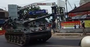 Tank TNI AD Tabrak Pengguna Jalan di Bandung