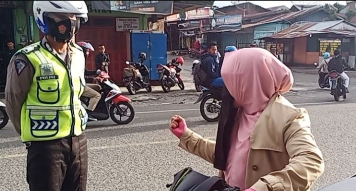 Ditegur Tak Pakai Helm, Seorang Ibu Marahi Polisi di Tengah Jalan