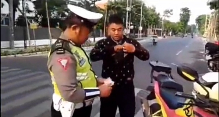 Pemotor Buka Jalan Buat Ambulans Malah Ditilang Polisi (screenshot video)