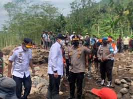Tinjau Lokasi Bencana Banjir, Forkopimda Kabupaten Probolinggo Gelar Kerja Bakti dan Salurkan Bantuan