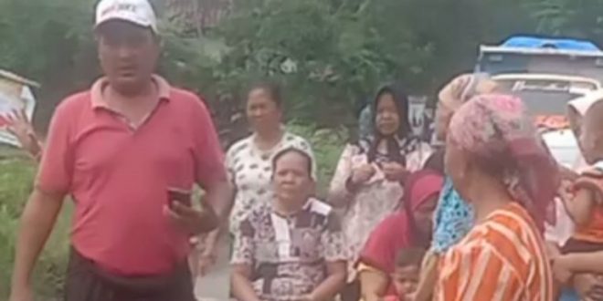 Sejumlah Emak-Emak dan Warga Desa Tanjung Rejo Probolinggo Hadang Truk Tambang