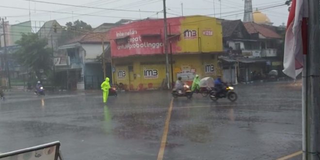 Lampu Traffic Light Padam, Anggota Satlantas Polres Probolinggo Kota Atur Lalin Sambil Joget Dapat Pujian Warga