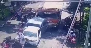 Detik-Detik Truk Tabrak 2 Mobil dan 4 Motor di Lampu Merah Jombang, 1 Tewas