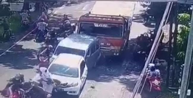 Detik-Detik Truk Tabrak 2 Mobil dan 4 Motor di Lampu Merah Jombang, 1 Tewas