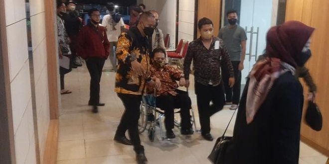 Roy Suryo Jadi Tersangka, Tumbang Dipapah hingga Pakai Kursi Roda (foto: Liputan6.com)