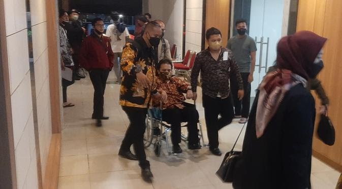 Roy Suryo Jadi Tersangka, Tumbang Dipapah hingga Pakai Kursi Roda (foto: Liputan6.com)