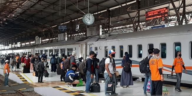 Penumpang Wanita Diturunkan di Stasiun Purwokerto Karena Belum Booster (foto: Antara)
