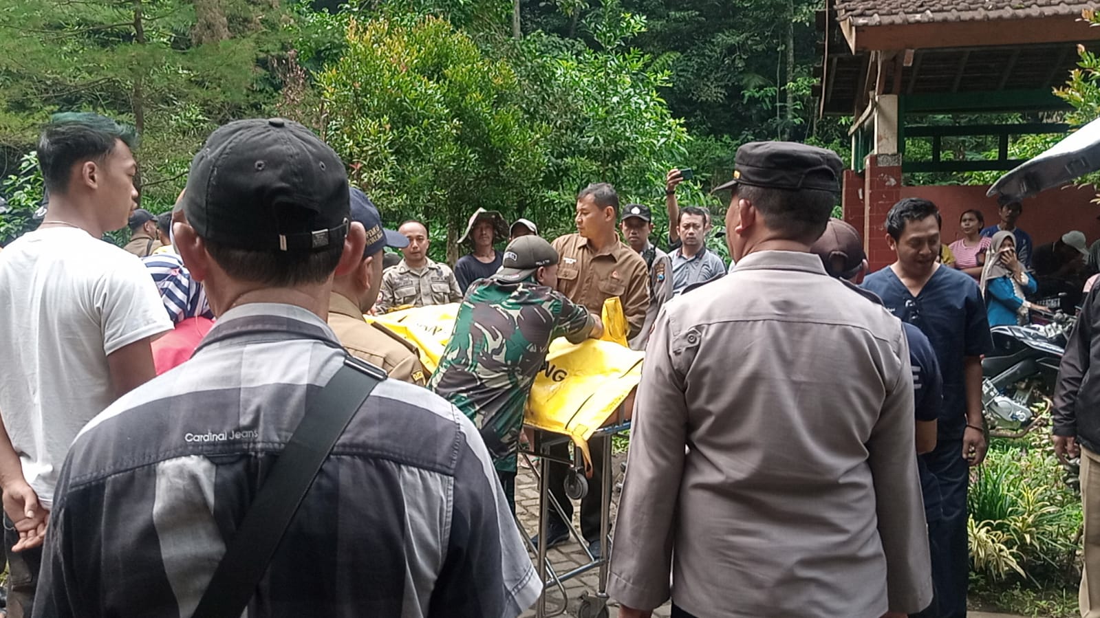 Pengunjung Air Terjun Madakaripura Tertimpa Batu dari Tebing, Meninggal Seketika