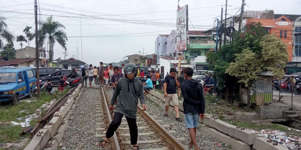 Duduk Sambil Teleponan, Remaja Ditabrak Kereta Api di Asahan