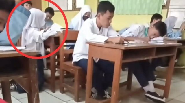 Viral Siswi Jawab Soal Ulangan Sambil Berlutut, Ternyata Bangkunya Ada Penghuninya