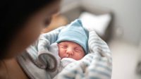 Penemuan Bayi Berjenis Kelamin Laki-laki di Depan Pintu Rumah, Gegerkan Warga Jember. (foto ilustrasi: Getty Images iStockphoto)