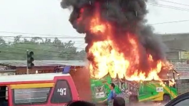 Trans Metro Deli Terbakar di Medan, Penumpang Panik Menyelamatkan Diri Trans Metro Deli Terbakar di Medan, Penumpang Panik Menyelamatkan Diri