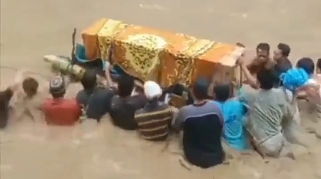 Warga Polman Gotong Jenazah Menyeberangi Sungai Berarus Deras