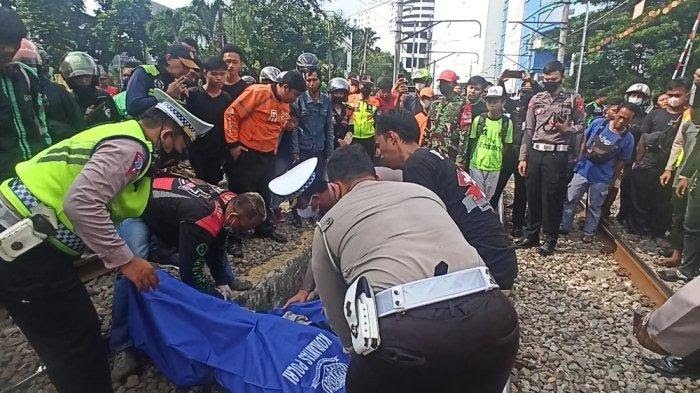 Detik-Detik Driver Ojol Tertabrak Kereta di Mangga Dua. (foto: tribunjakarta.com)